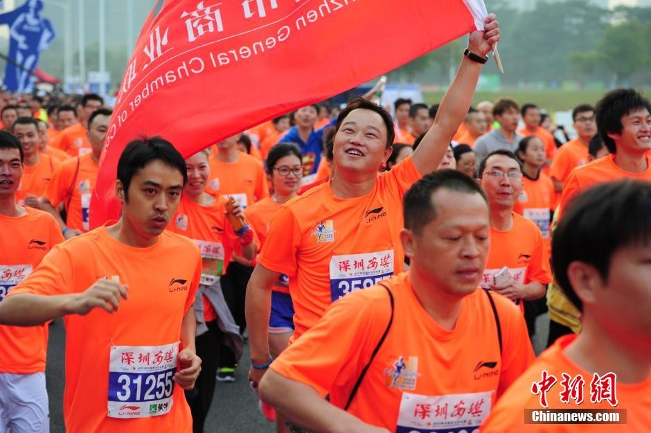 Hơn 10.000 thí sinh tham dự tới từ 30 quốc gia và vùng lãnh thổ đã tham gia cuộc thi marathon tổ chức ở Thâm Quyến hôm 8/12.